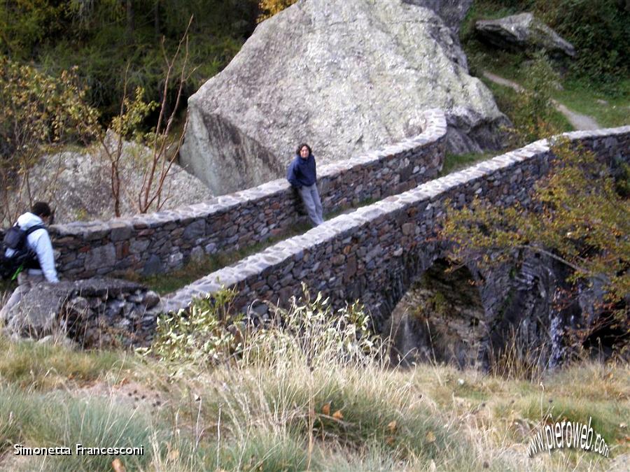 13 ANCORA IL PONTE ROMANO E PAOLO.JPG